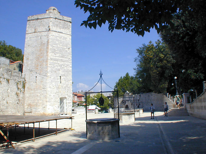 Tour das muralhas e poços na entrada do jardim Perivoj Kraljice Jelene Madijevke, Zadar, Croacia