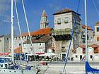 Trogir, porto, as muralhas e torre do sino da Catedral de St. Lawrence, Croacia.