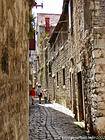 Trogir, medieval rua de paralelepípedos, Croacia.