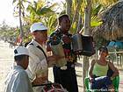 Músicos em concerto na praia, Boca Chica, Rep. Dominicana.