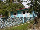 É uma casa azul com a parede combinando, Rep. Dominicana.