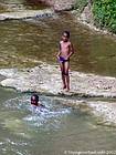 Crianças nadar no rio, Rep. Dominicana.
