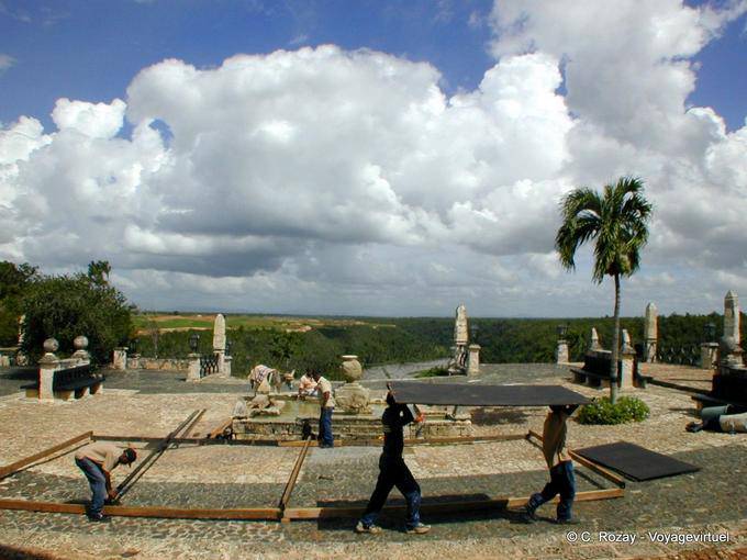 Os trabalhos sobre o lugar com vista para o rio, Altos de Chavon, Rep. Dominicana