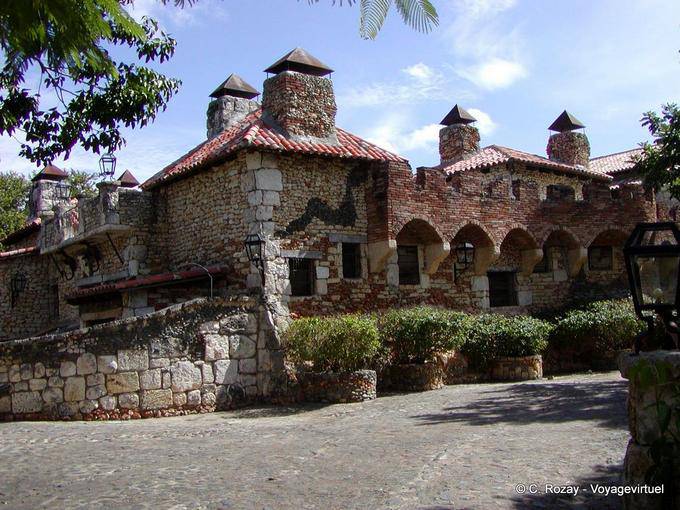 Paredes, lareiras e paredes de pedra com um restaurante, Altos de Chavon, Rep. Dominicana