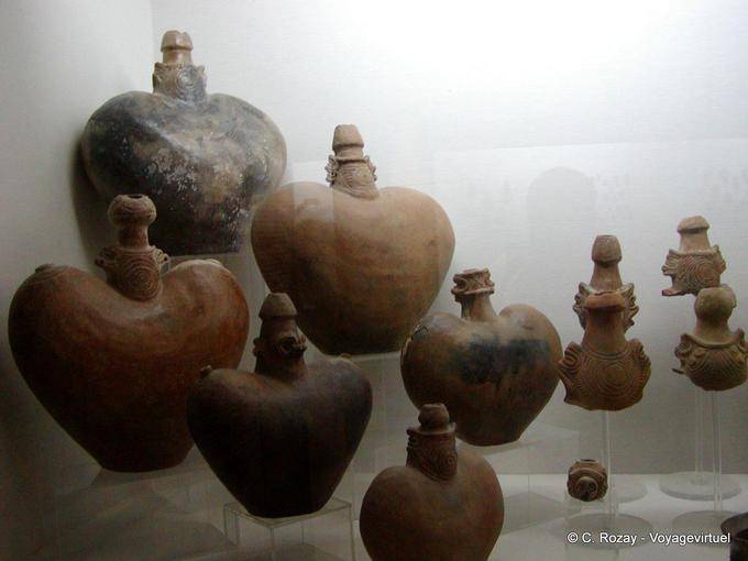 Tainos arte, recipientes em forma de coração, Altos de Chavón, Rep. Dominicana