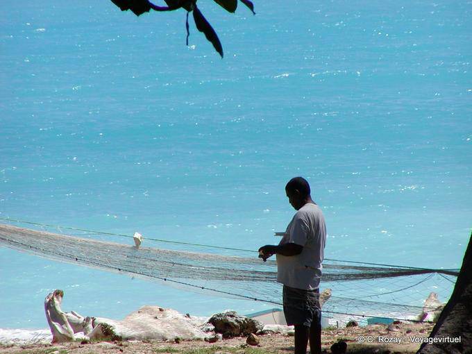 Pesca de cerzir líquido ao longo do Mar do Caribe, Rep. Dominicana