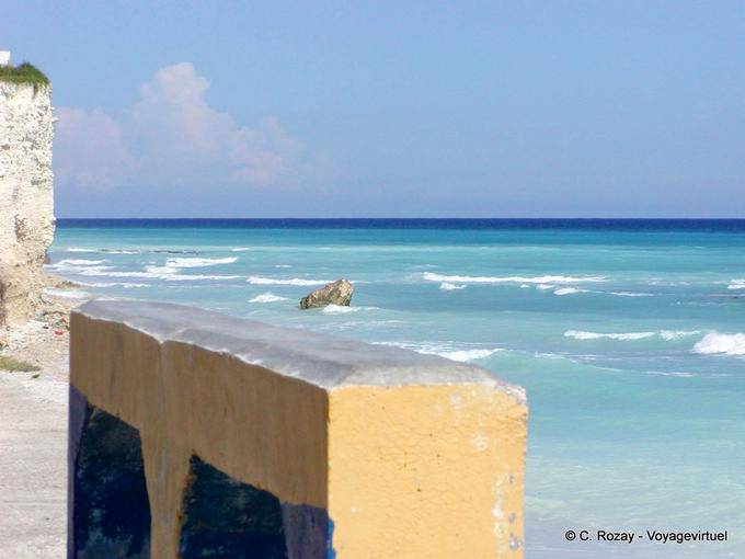 Rollers na praia do Malecón Enriquillo, Barahona, Rep. Dominicana