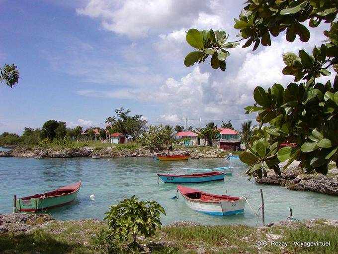 Bayahibe, barcos de madeira flutuante no Mar do Caribe, Rep. Dominicana