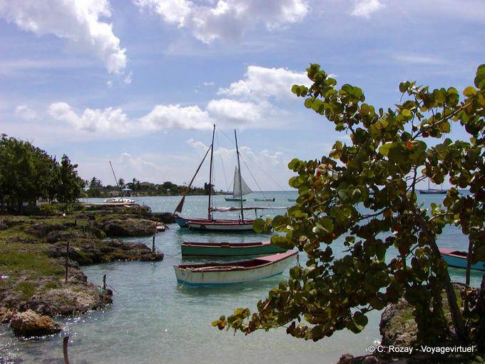 Pequeno porto ao longo da costa rochosa, Bayahibe, Rep. Dominicana