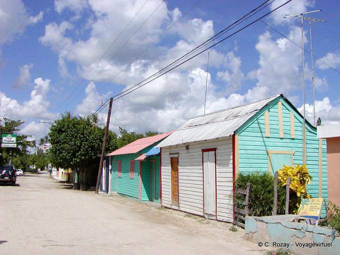 Casos típicos de madeira e telhado de zinco, Bayahibe, Rep. Dominicana