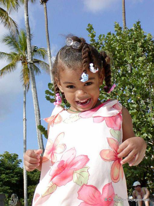 Rir para o pouco Dominicana usando um vestido floral, Bayahibe, Rep. Dominicana