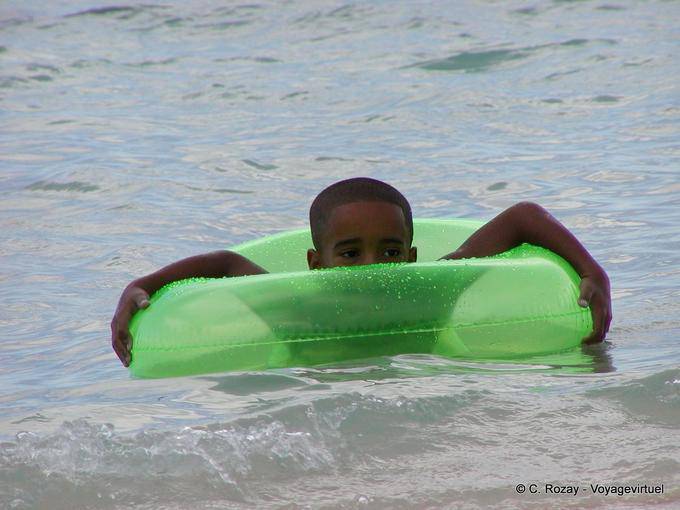 Kid em uma bóia verde lagoa, Boca Chica, Rep. Dominicana