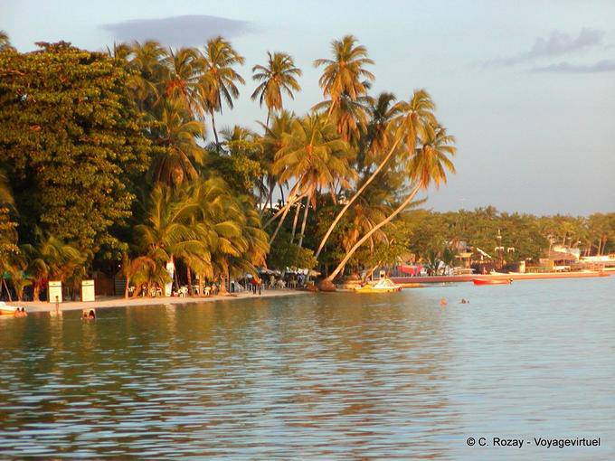 Luz da noite na praia de Boca Chica, Rep. Dominicana