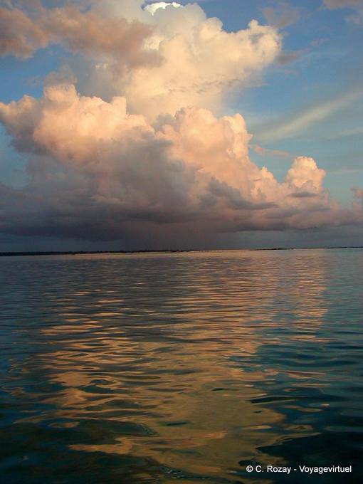 Refletindo nuvem de tempestade sobre o Mar do Caribe, Boca Chica, Rep. Dominicana