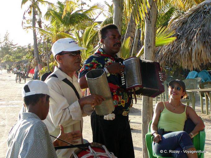 Músicos em concerto na praia, Boca Chica, Rep. Dominicana
