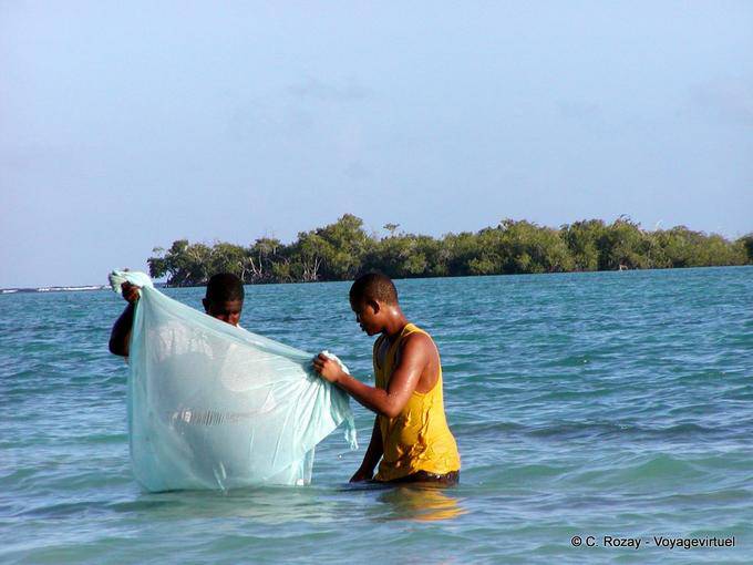 Saco de pesca de plástico antes de o Matica, Boca Chica, Rep. Dominicana