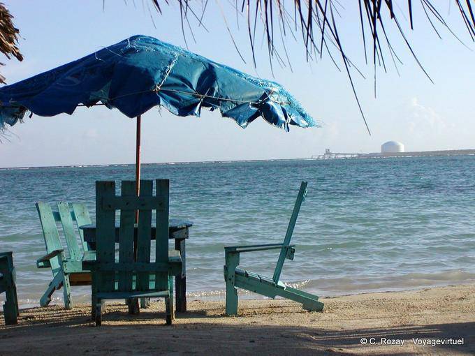 Tranquilidade de frente para a Zona Franca Caucedo, Boca Chica na praia, Rep. Dominicana