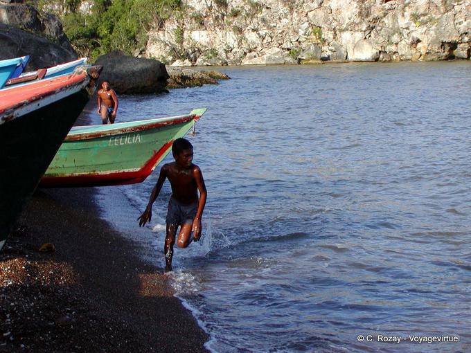 Kid correndo na areia preta, Boca de Yuma, Rep. Dominicana
