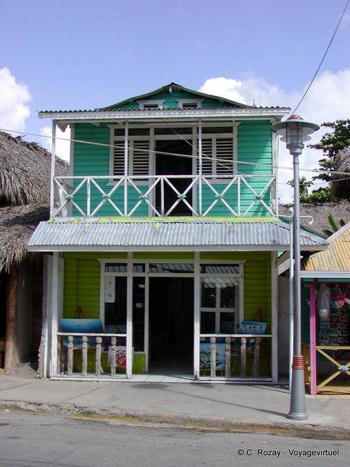 Casa de madeira Varanda pintado em tons de verde, Boca de Yuma, Rep. Dominicana