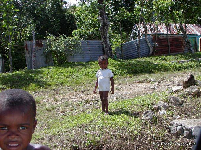 Timidez em crianças uma aldeia Dominicana, Rep. Dominicana