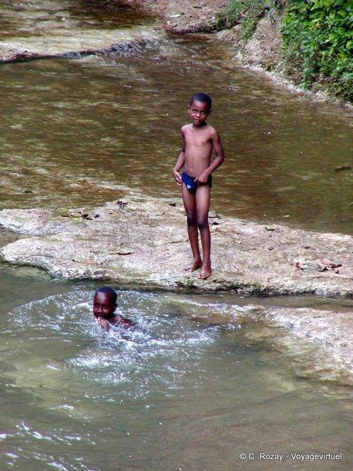Crianças nadar no rio, Rep. Dominicana