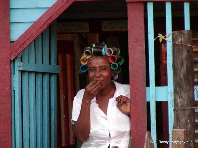 Bóbis gigantes na cabeça de um Dominicana, Rep. Dominicana