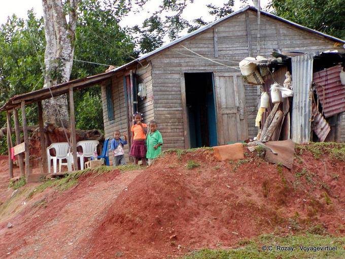 Crianças em frente de uma caixa no campo de El Seibo, Rep. Dominicana