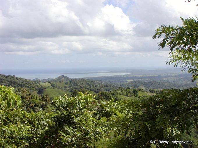 Nacos topos, com vista para a costa do Atlântico, El Seibo, Rep. Dominicana