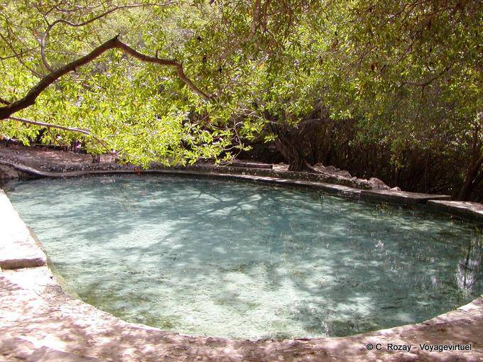 Piscina natural Azufrada com água fresca e enxofre, Enriquillo, Rep. Dominicana