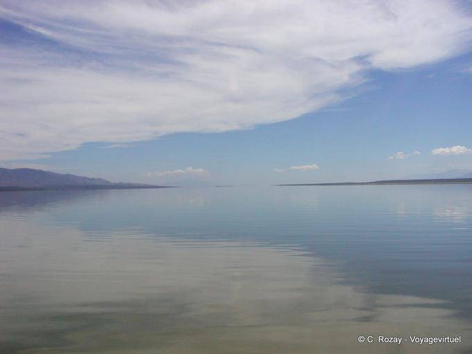 Reflexões de nuvens Lago Enriquillo, Rep. Dominicana