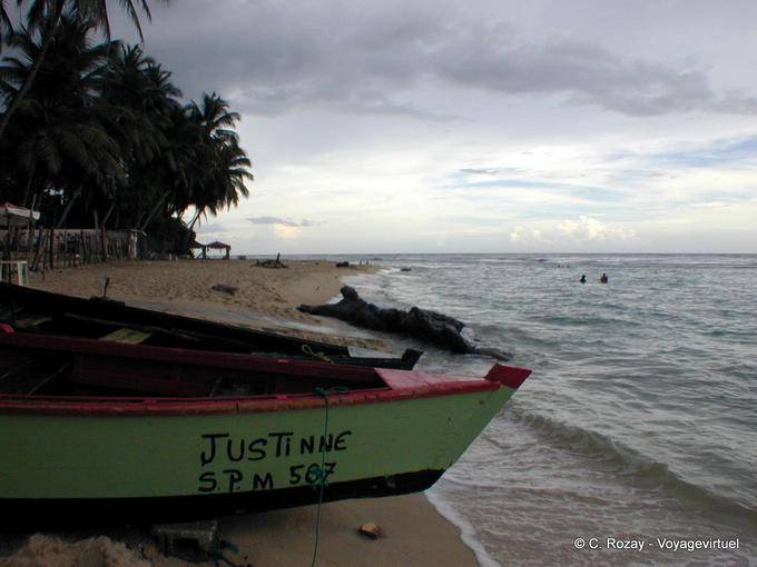 Justinne barco na areia da praia, Juan Dolio, Rep. Dominicana