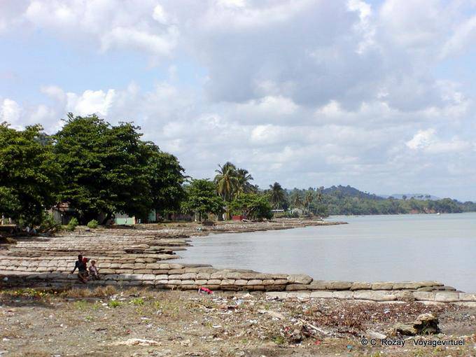 Praia pavimentada Muros na costa del pueblo, Pães, Rep. Dominicana