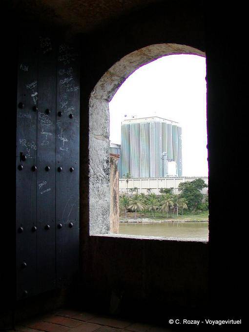 A modernidade nos topos do rio Ozama, Santo Domingo, Rep. Dominicana