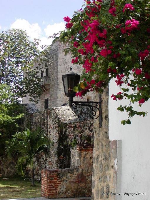 Beco florescido no bairro colonial de Santo Domingo, Rep. Dominicana