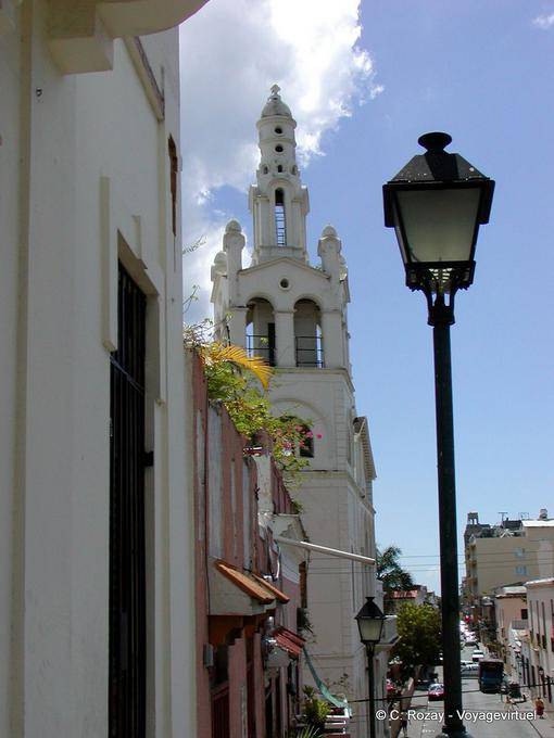 Rua steeple colonial Santo Domingo, Rep. Dominicana