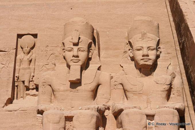 Os dois colossos de Ramsés sol direito, Ré (Ra), o Grande Templo, Abu Simbel - Egipto