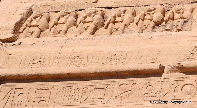 Representativos Corniche vinte e três babuínos em adoração, o Grande Templo, Abu Simbel - Egipto
