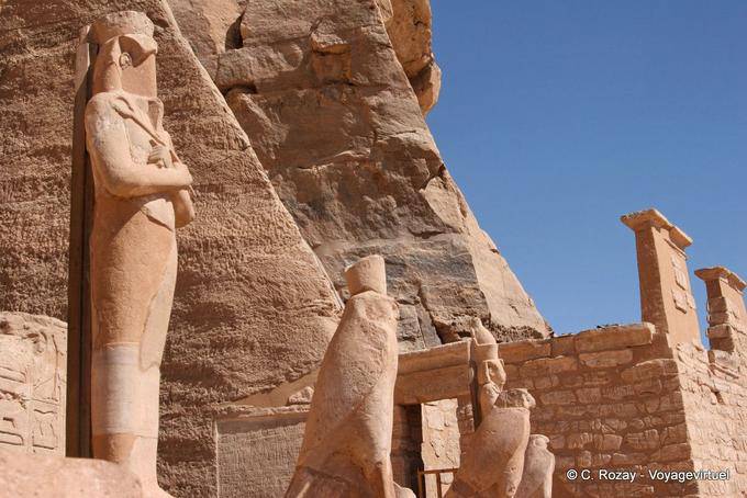 Esculturas de falcões e faraós, o monumento, Abu Simbel - Egipto