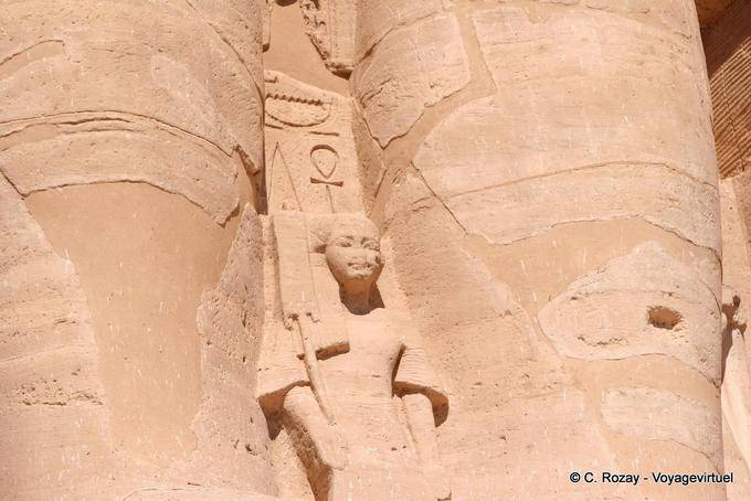 Príncipe Ramses (filho de Isis Nofret) entre as pernas do faraó, Abu Simbel - Egipto