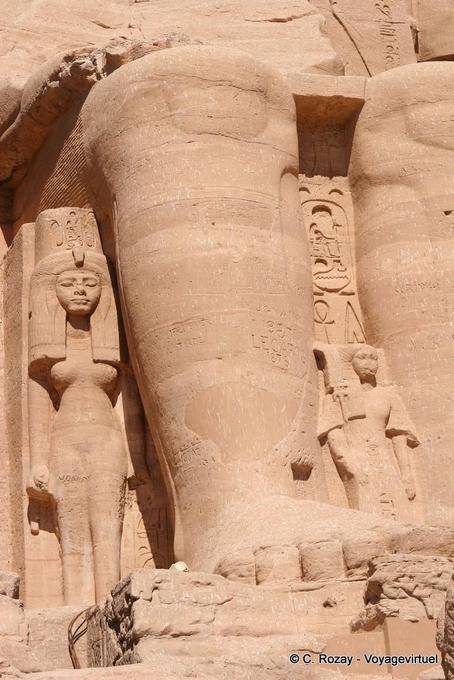 Nefertari e Príncipe Ramses ao pé da direita do colosso entrada Abu Simbel - Egipto