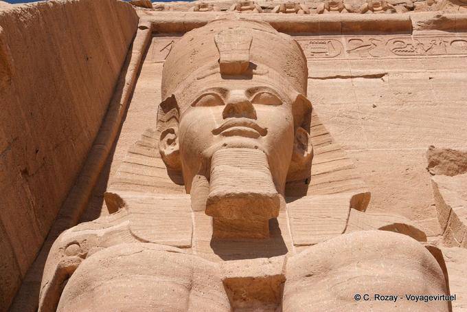 Cabeça de Ramsés II vestindo a coroa dupla (Pschent), o Royal Sailing (Nemes) eo uraeus (cobra), Abu Simbel - Egipto