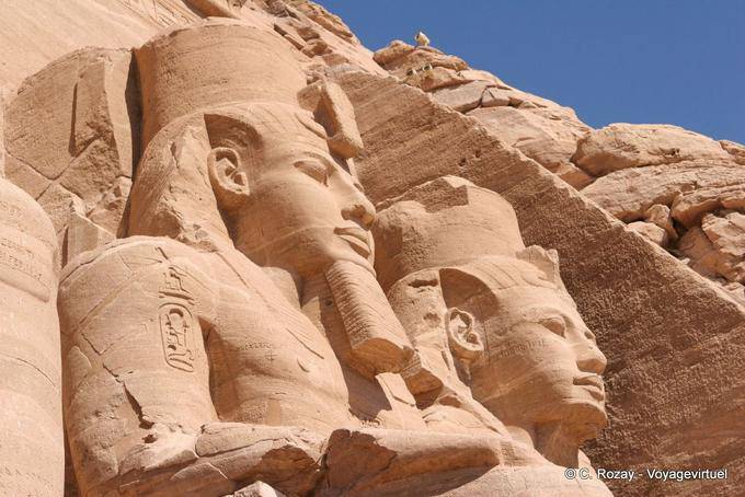 Faraó Ramsés II sentado em um trono, Abu Simbel - Egipto