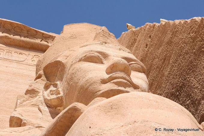 Close-up de um estátuas colossais de Ramsés II, Abu Simbel - Egipto