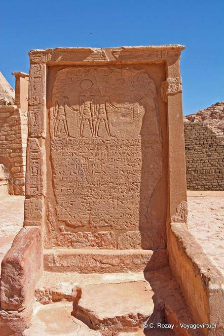 A estela do norte, terraço virado a sul em frente ao Grande Templo de Ramsés II, Abu Simbel - Egipto