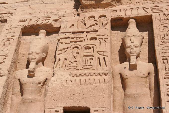 Hieróglifos e estátuas de Ramsés II, da fachada do templo da rainha Nefertari, Abu Simbel - Egipto