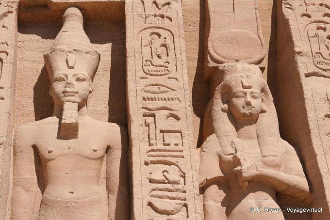 Nefertari segurando contra o peito Hathor Speos sistrum Rainha, Abu Simbel - Egipto