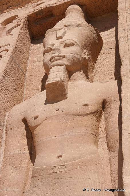Cabeça e torso de uma estátua de Ramsés, um pequeno templo de Hathor, Abu Simbel - Egipto