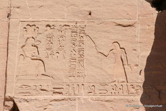 Alívio para a direita do pequeno templo de Nefertari, Abu Simbel - Egipto