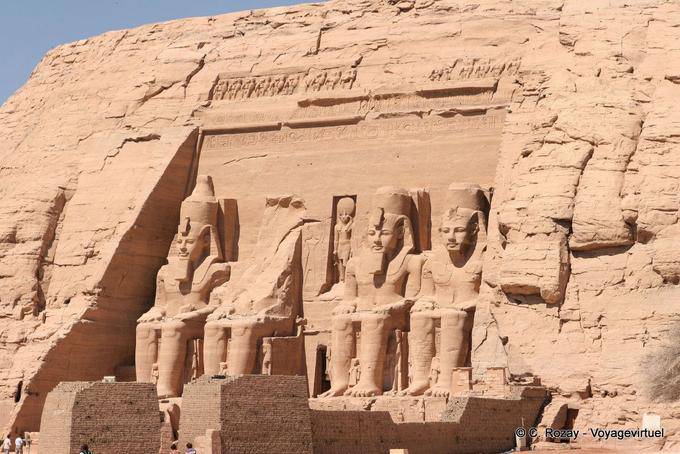 Fora do top 38 no santuário 33m de largura e 20 metros de altura estátuas que representam o faraó Ramsés II, Abu Simbel - Egipto