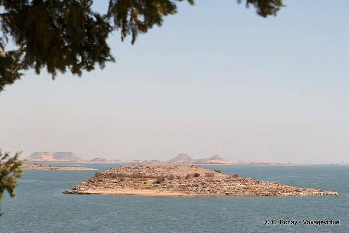 Ilha no Lago Nasser em frente ao local de Abu Simbel - Egipto